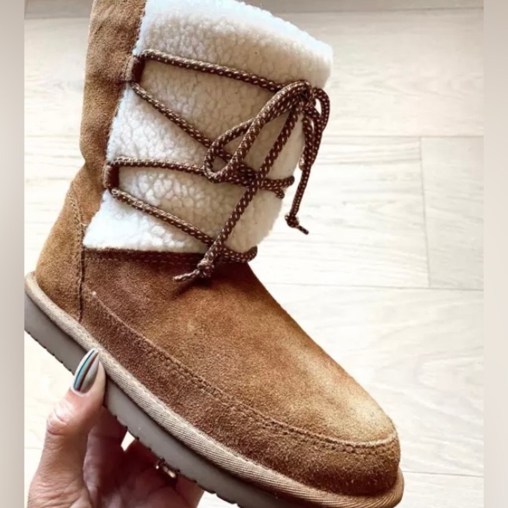 UGG - Koolaburra Suede Michon Short Boot Girls Kids EUC Size - 4